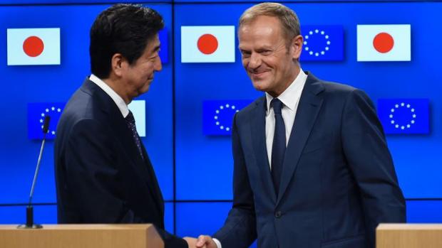 El presidente del Consejo Europeo, Donald Tusk (dcha.) y el primer ministro japonés, Shinzo Abe (izq.)