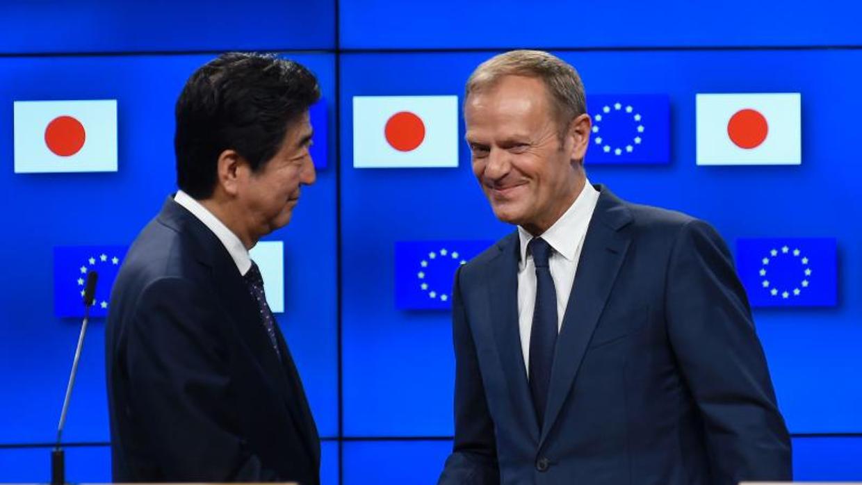 El presidente del Consejo Europeo, Donald Tusk (dcha.) y el primer ministro japonés, Shinzo Abe (izq.)