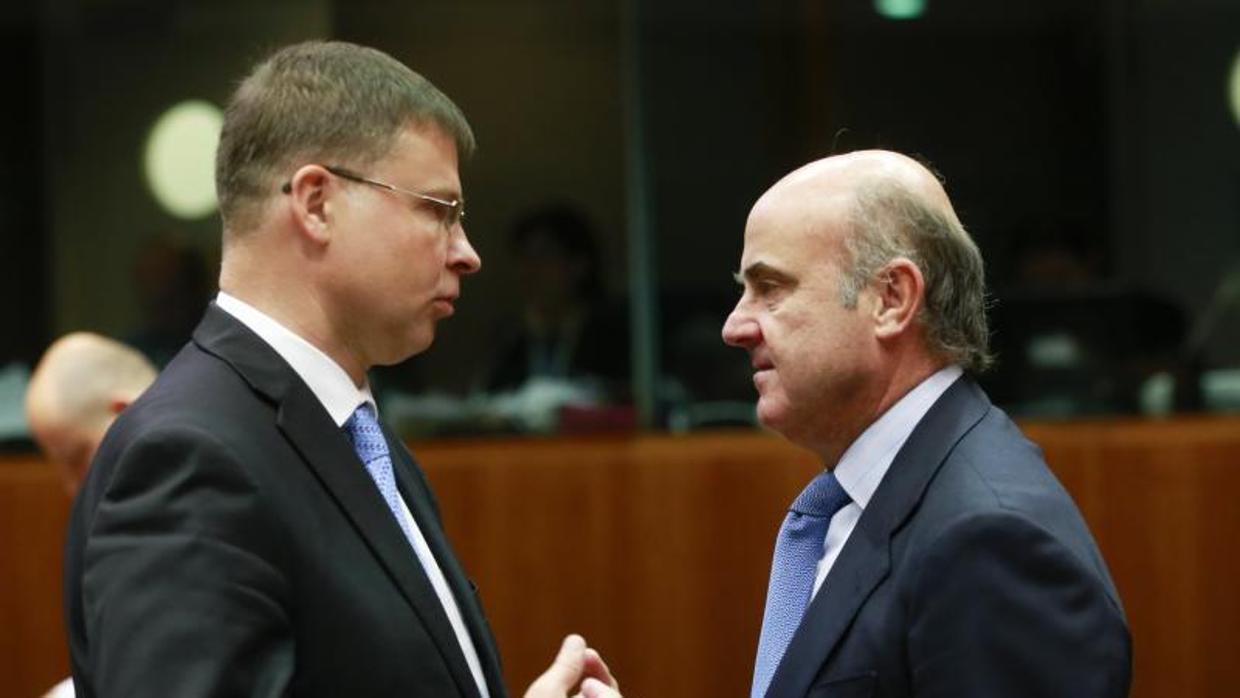 El vicepresidente de la CE para el Euro, Valdis Dombrovskis (i), y el ministro de Economía, Luis de Guindos