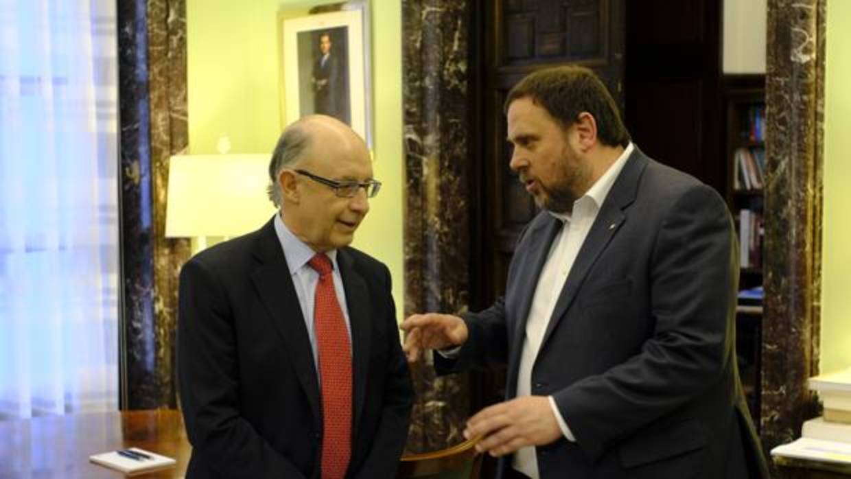 El ministro de Hacienda, Cristóbal Montoro, junto al vicepresidente de la Generalitat, Oriol Junqueras