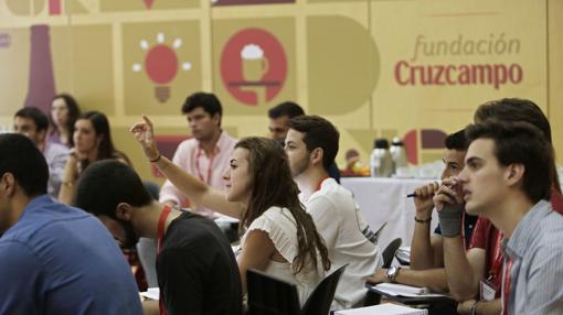 Una joven finalista pide la palabra en el taller de marca personal