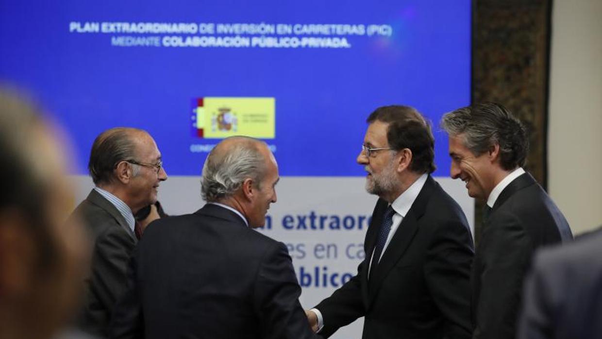 El presidente del Gobierno, Mariano Rajoy , y el ministro de Fomento, Íñigo de la Serna, a su llegada a la presentación del Plan Extraordinario de Inversiones en Carreteras