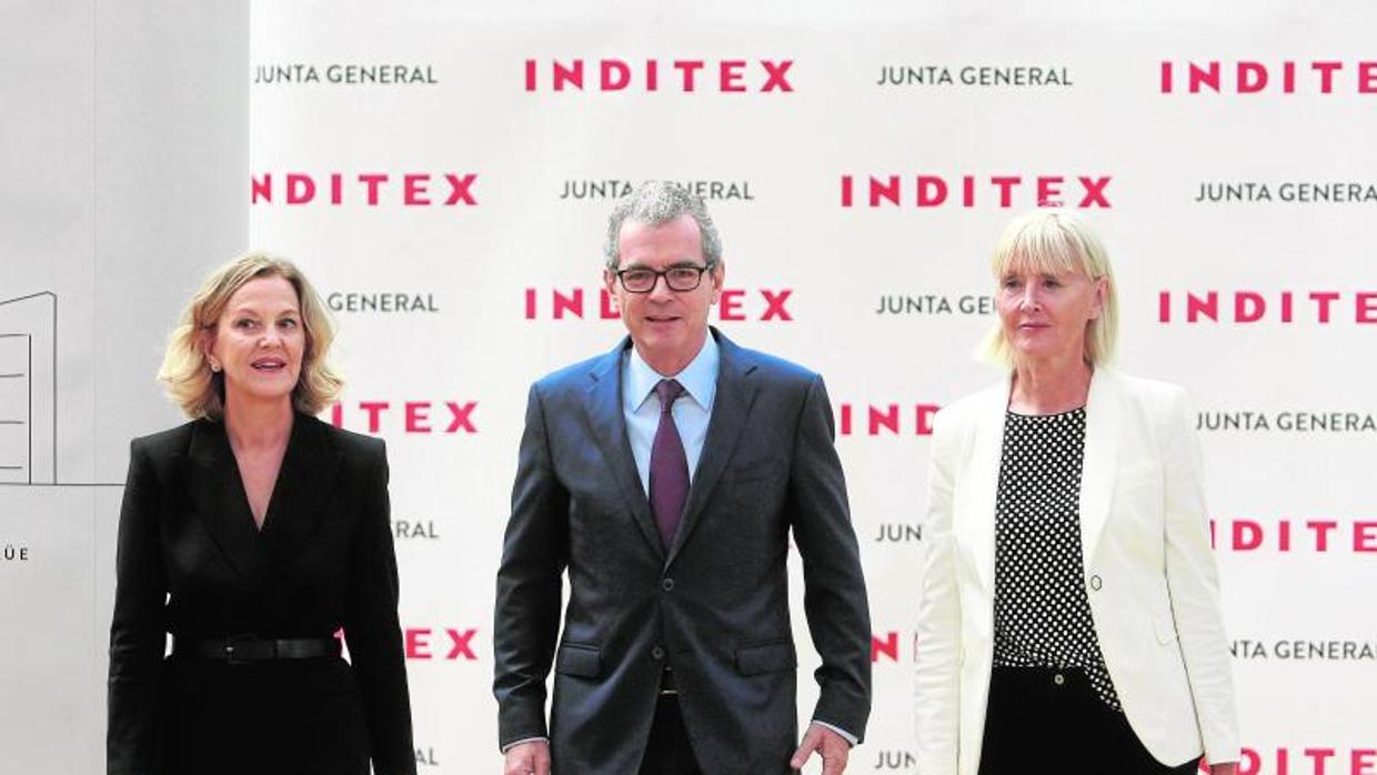 El presidente de Inditex, Pablo Isla, acompañado por la presidenta de la Fundación Amancio Ortega, Flora Pérez (i), y la baronesa y consejera del grupo, Denise Kingsmill (d), a su llegada a la Junta General de Accionistas