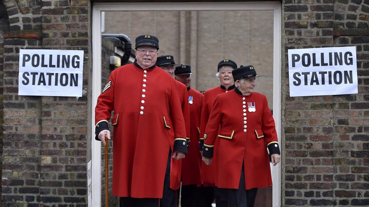 Jubilados de la armada británica abandonan un colegio electoral en Londres durante unos comicios recientes