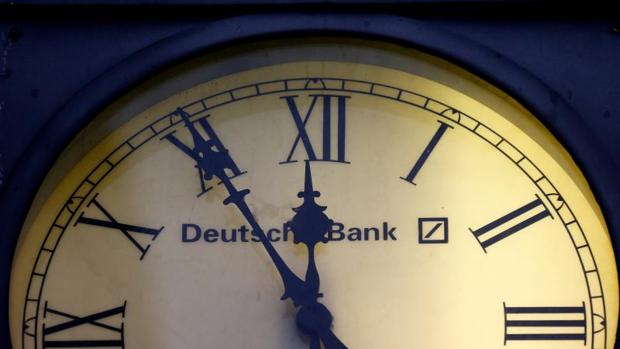 Reloj en la sede de Deutsche Bank en Wiesbaden (Alemania)