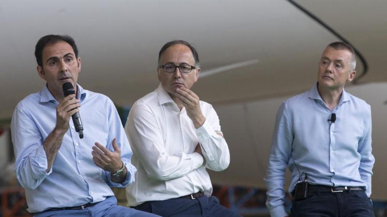 El consejero delegado de IAG, (d), el presidente de Iberia (c), y el presidente de Vueling, (i)