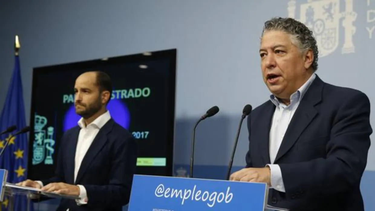 Los secretarios de Estado de Empleo y de Seguridad Social, Juan Pablo Riesgo (i) y Tomás Burgos, respectivamente, explican los datos del paro