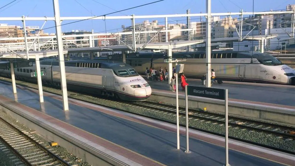 Pasajeros del AVE llegando a la Estación de Alicante