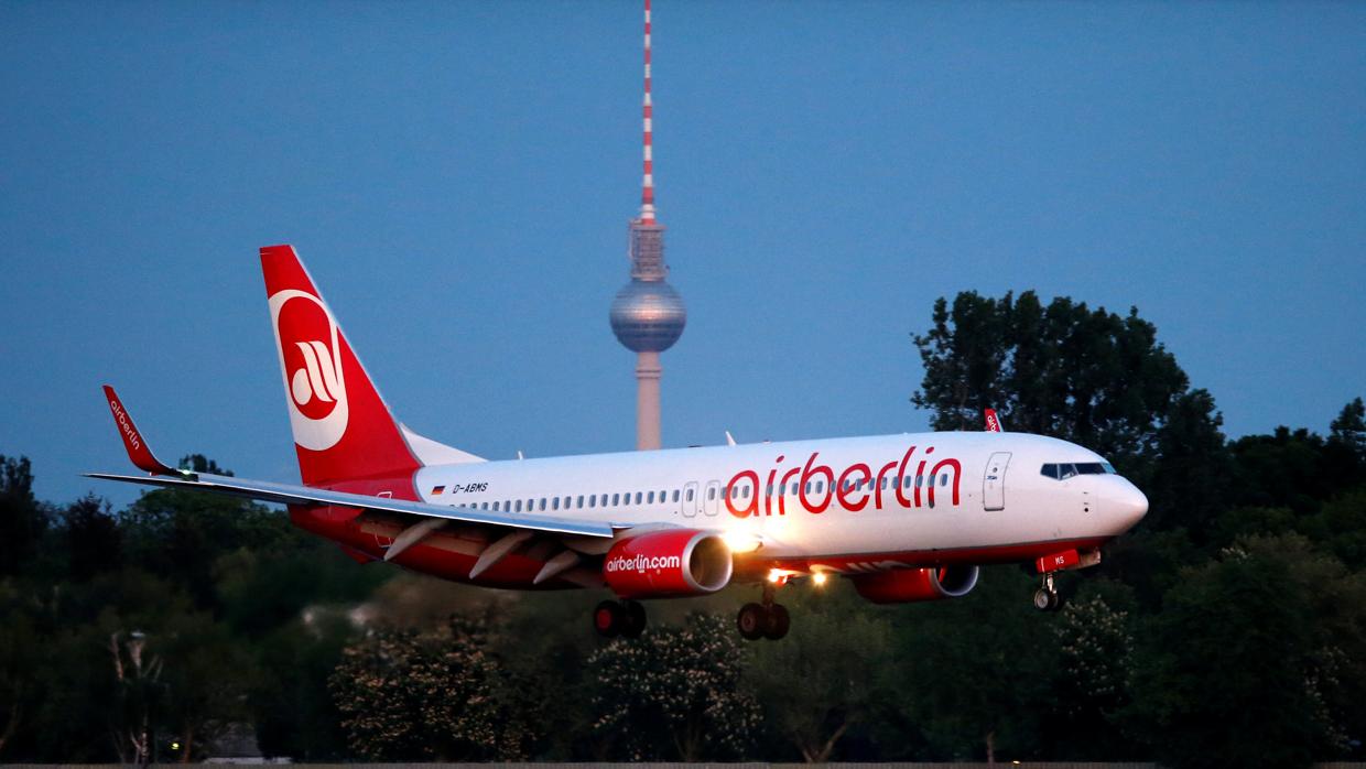 Un avión operado por la aerolínea alemana Air Berlin aterriza en el aeropuerto Tegel de Berlín