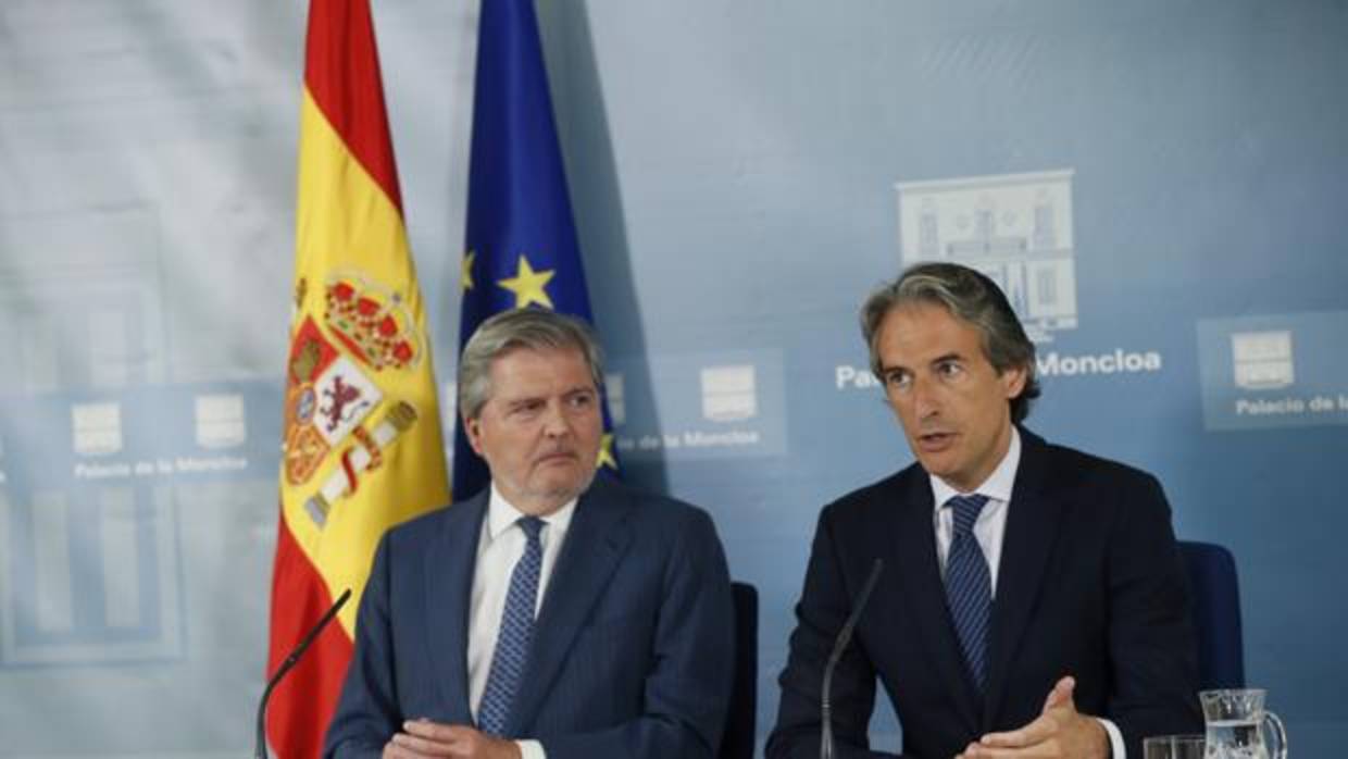 Los ministros de Educación, Iñigo Méndez de Vigo (i) y de Fomento, Iñigo de la Serna, en la rueda de prensa tras la reunión extraordinaria del Consejo de Ministros, para analizar la situación en el aeropuerto de El Prat