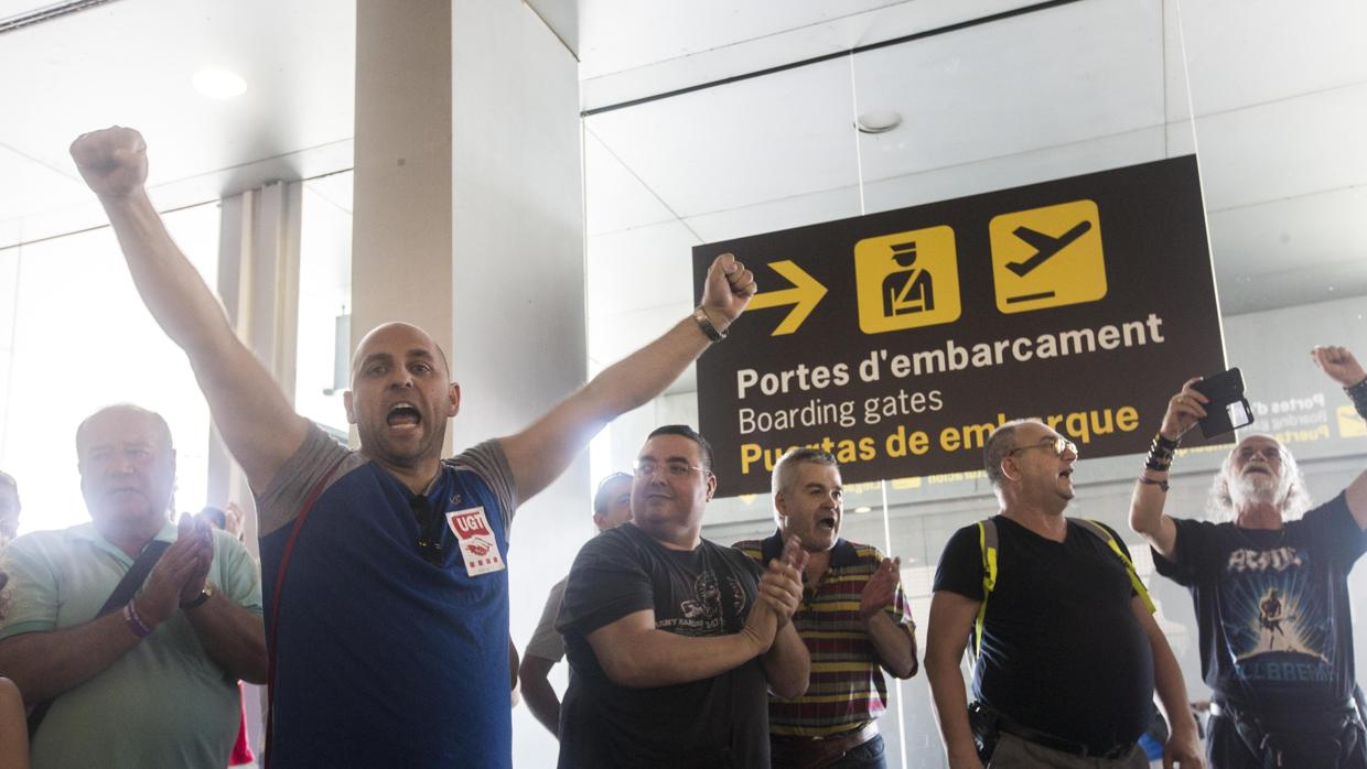 Protesta de trabajadores de Eulen en el aeropuerto de Barcelona-El Prat