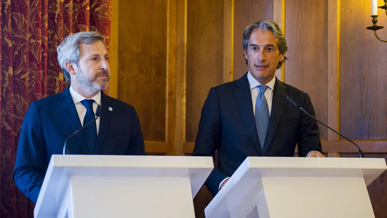 Íñigo de la Serna, a la derecha, junto al ministro argentino Rogelio Frigerio