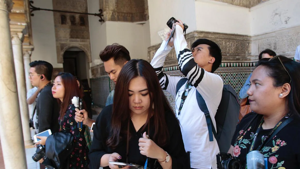 Turistas extranjeros visitan el Alcázar de Sevilla