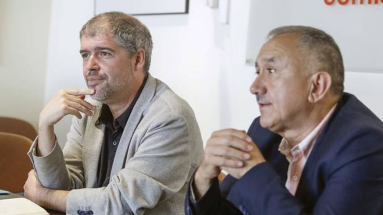 El secretario general de CCOO, Unai Sordo (i) y su homólogo en la UGT, Pepe Álvarez
