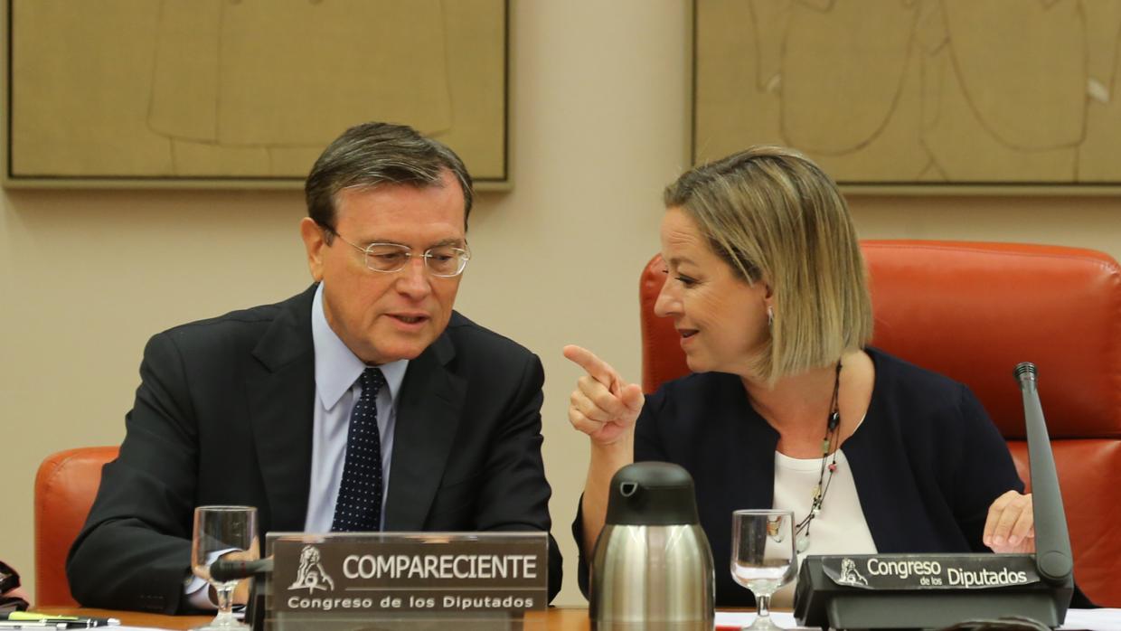 El exsubgobernador Jaime Viñals, junto con la presidenta de la comisión de investigación, la diputada Ana Oramas