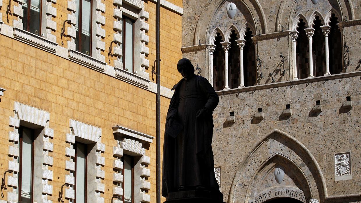 Entrada principal a la sede del Banco Monte dei Paschi en Siena