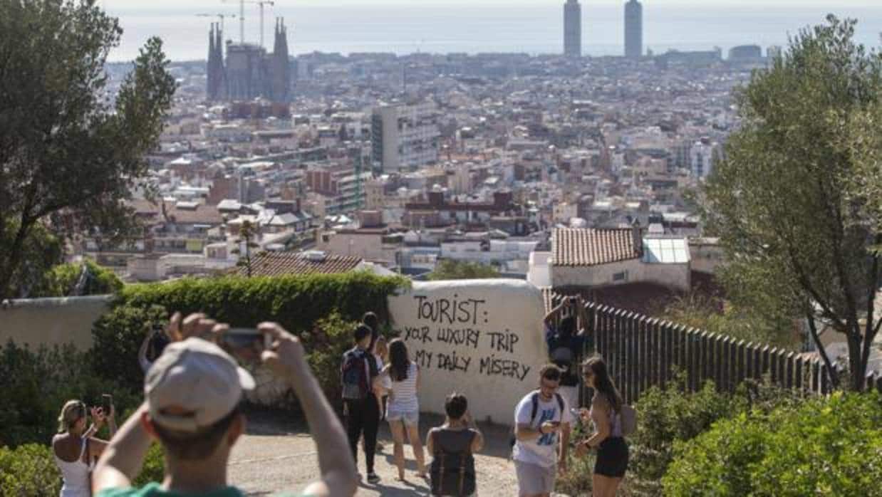 Pintadas contrarias al turismo en Barcelona