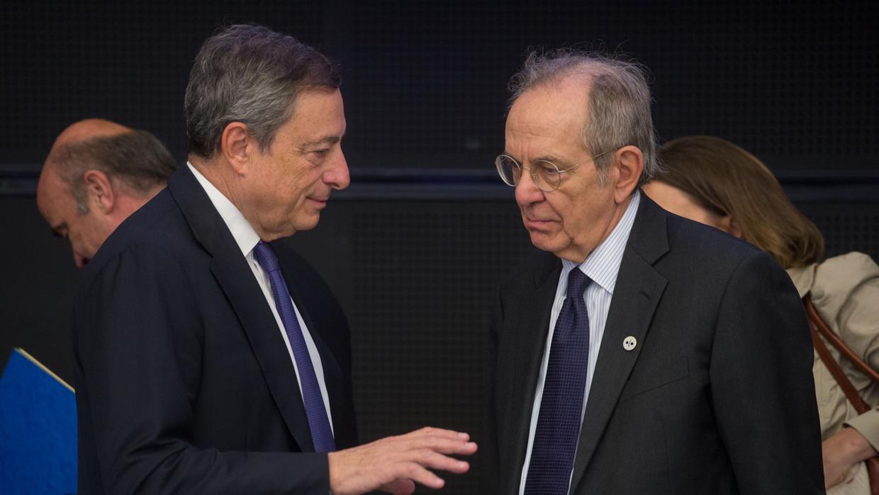 El presidente del BCE, Mario Draghi (izda) junto al ministro de Finanas italiano, Pietro Carlo Padoan (dcha)