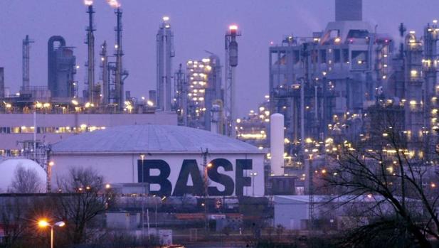 El grupo alemán BASF compra a Solvay su división de poliamidas por 1.600 millones de euros