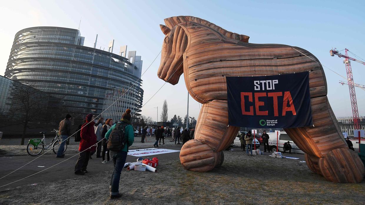 Protestas contra el CETA junto al Parlamento europeo en Estrasburgo, Francia