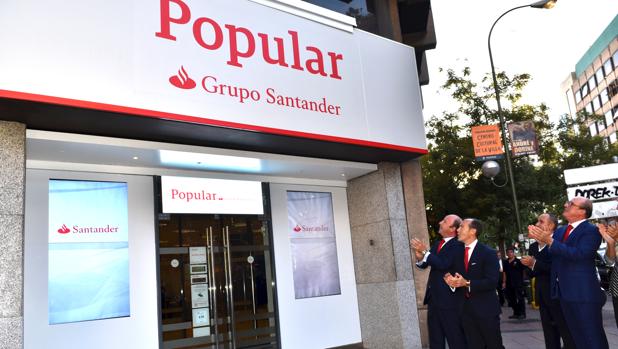 Banco Santander comienza la integración con el Popular con el rediseño de los rótulos de las oficinas