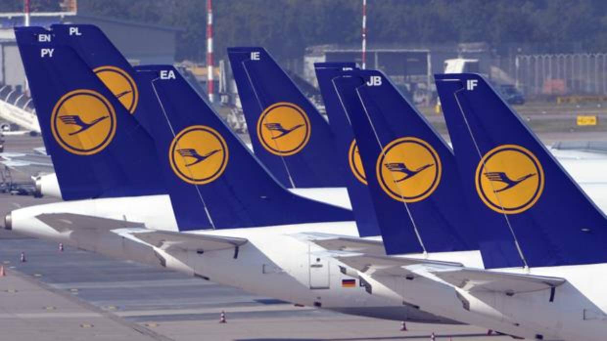 Varios aviones de la aerolínea Lufthansa en el Düsseldorf (Alemania)
