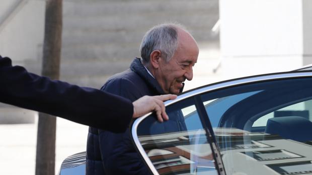 Miguel Ángel Fernández Ordóñez tras su declaración en la Audiencia Nacional por la salida a Bolsa de Bankia el pasado mes de marzo