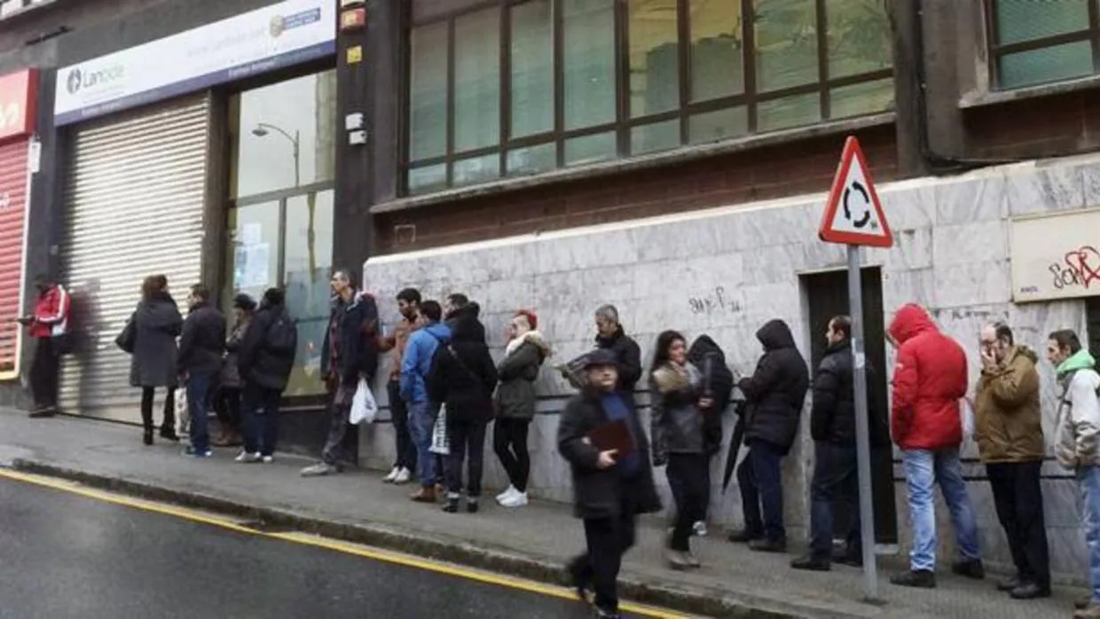 Cola de desempleados ante una oficina de empleo en Bilbao