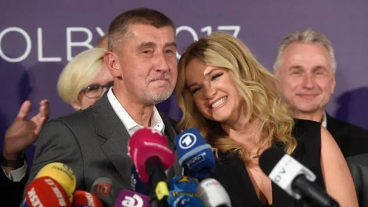 Andrej Babiš celebra su victoria juto a su segunda mujer, Monika Babisova