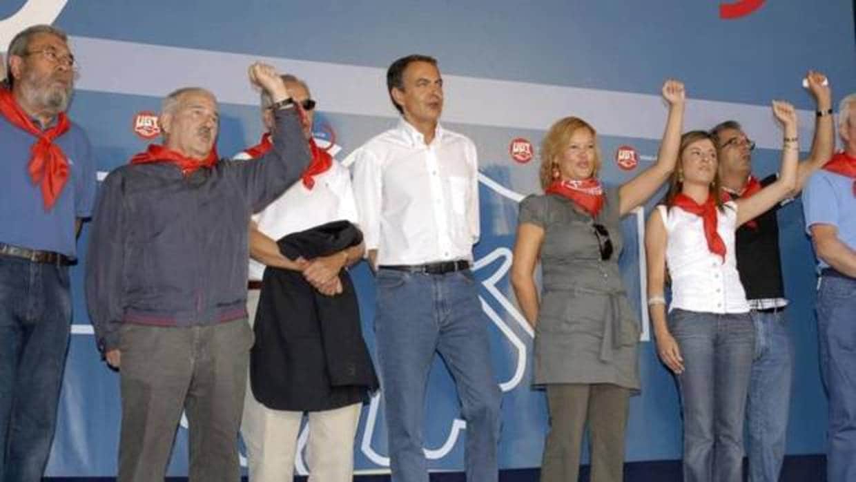 Cándido Méndez, Fernández Villa, Alfonso Guerra, Zapatero, Bibiana Aído y Leire Pajín, de izquierda a derecha, acudieron a la fiesta de Rodiezmo (León) en 2009.