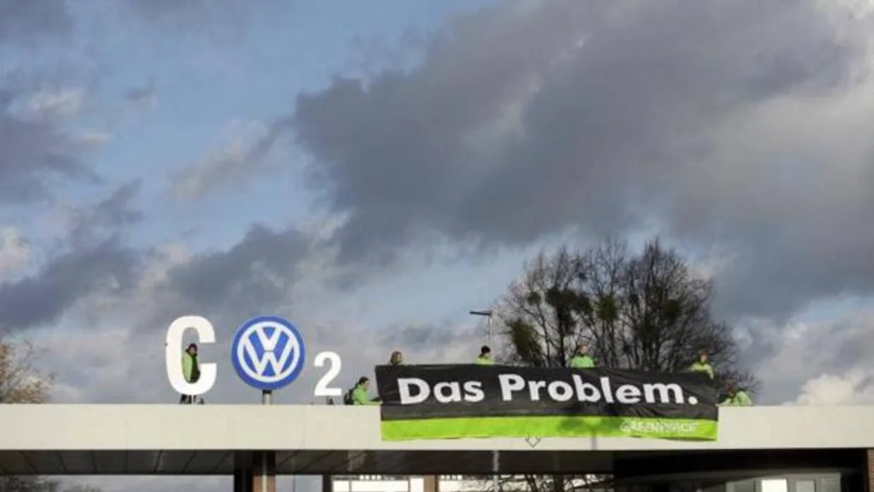 Una de las numerosas protestas de Greenpeace contra el trucaje de las emisiones de CO2 de Volkswagen