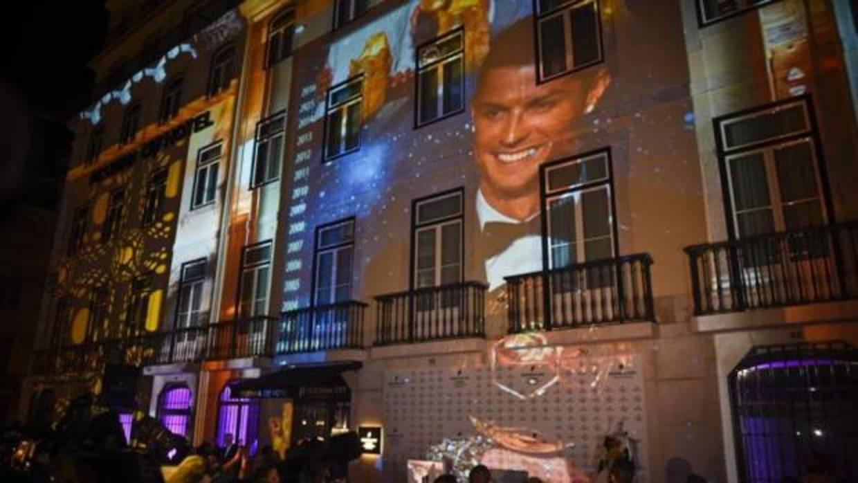 Fachada del Hotel Pestana CR7 de Lisboa la noche de su inauguración