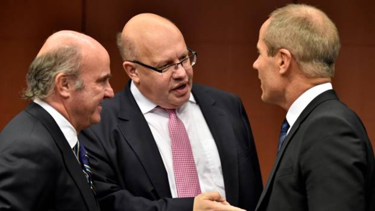 Luis de Guindos, ministro de Economía, junto a Peter Altmaier, ministro alemán de Finanzas en funciones, y el ministro de Finanzas estonio, Toomas Toniste