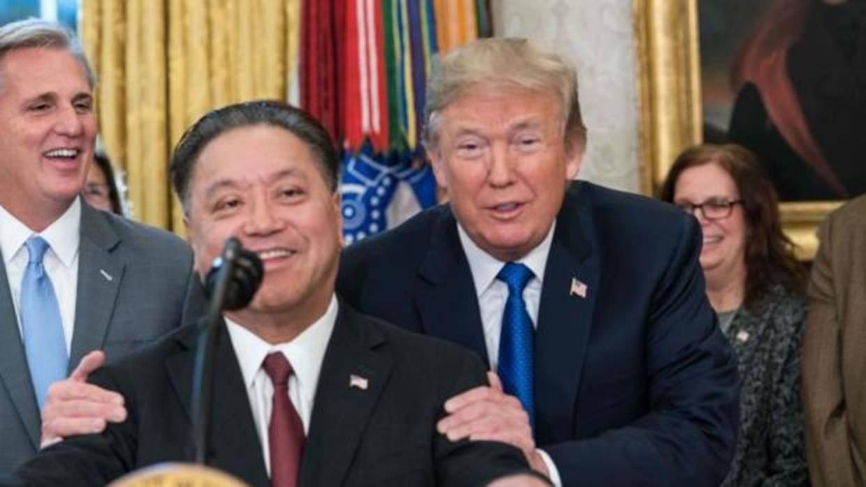 Hock Tan, el consejero delegado de Broadcom, anunció junto a Trump el regreso de la compañía a Estados Unidos