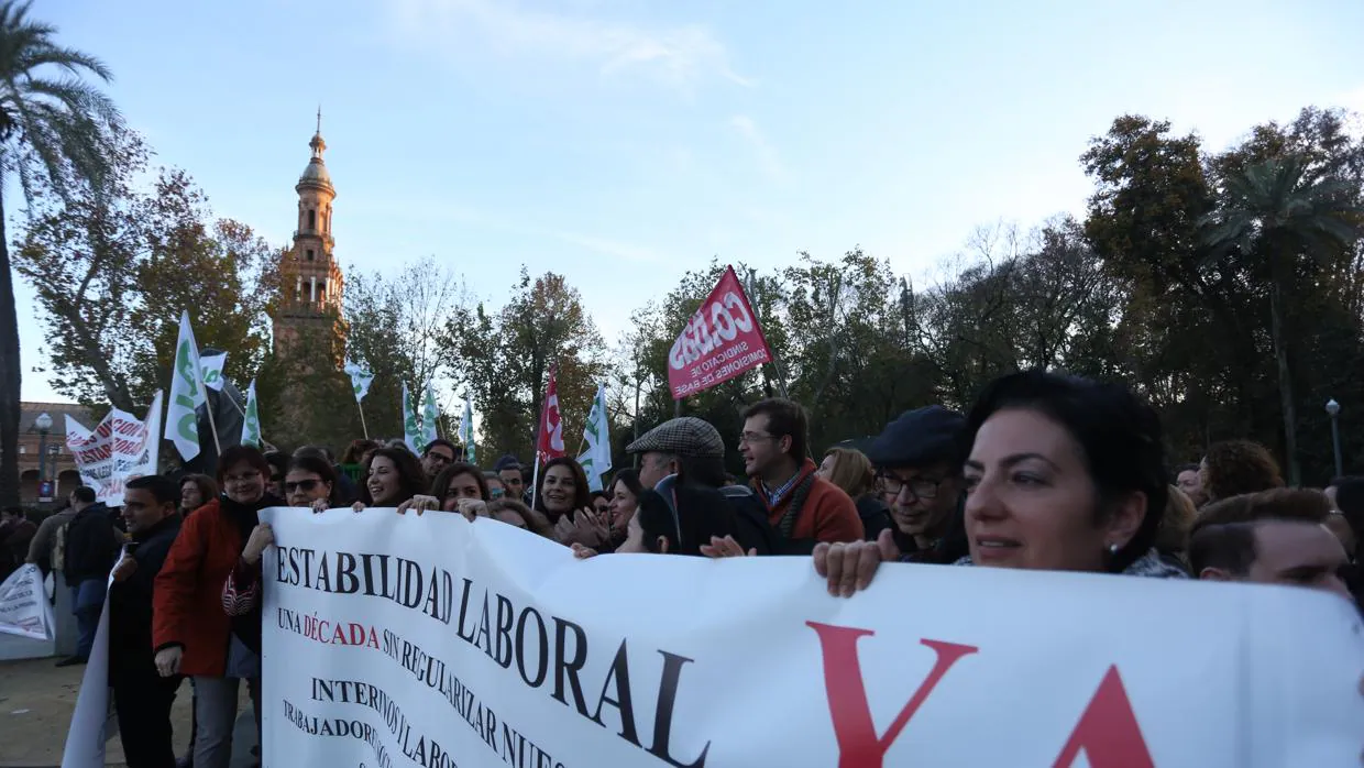 Manifestacion de interinos, junto a Plaza de España