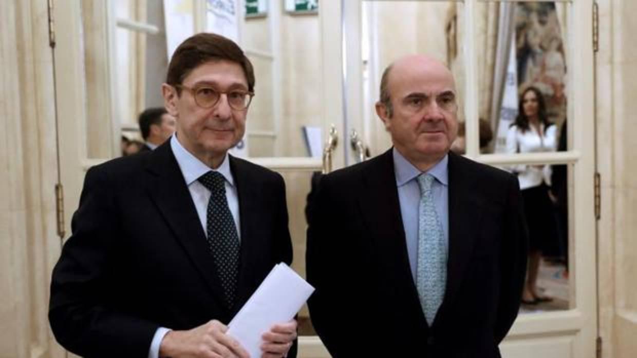 El ministro de Economía, Luis de Guindos (d), junto al presidente de Bankia, José Ignacio Goirigolzarri (i)
