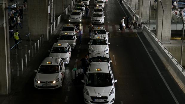 El taxi para este miércoles en todo el país en protesta por la «uberización» del transporte