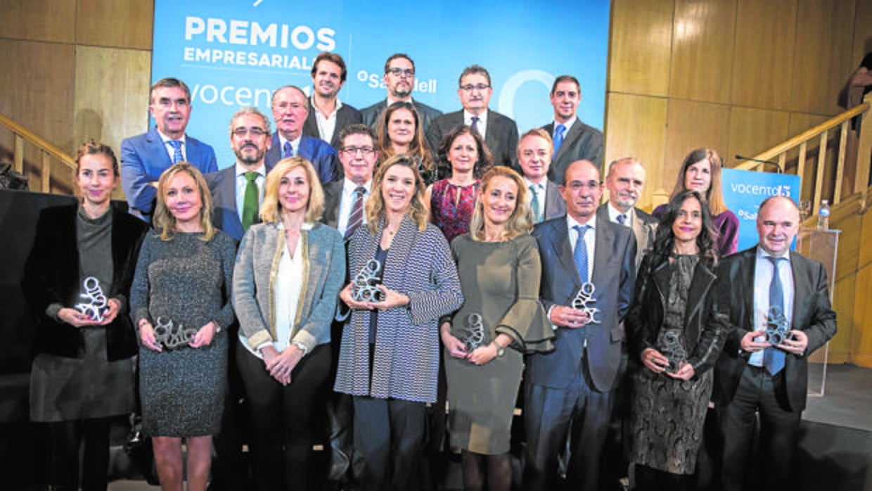 En primera fila: Carolina Álvarez-Ossorio (Ecoalf), Mª del Mar Fuertes (El Pozo), Cristina Martín Conejero (Dtra. gral. digital Vocento), Fabricia Abreu (Iberdrola), Mª Helena Antolín (Grupo Antolín), José Luis González-Besada (El Corte Inglés), Cristina García Hipólito (Fundación DKV Integralia), Iñaki Garay (Renfe). Detrás: Iñaki Arechabaleta (Dtor. gral. de negocio Vocento); José Antonio León (Grupo PSA), José María Gay de Liébana, Jesús Echevarría (Inditex), Sonia Pascual (Calidad Pascual), Blanca Montero (Banco Sabadell), Lorenzo Cooklin (Mutua Madrileña), Juan Francisco Polo (Ferrovial), Arantxa Ezpeleta (Acciona). En la última fila: Juan Urdiales (Job&amp;Talent), Rafael Martínez de Vega (Dtor. gral. comercial Vocento), Óscar Campillo (Dtor. gral. de Comunicación y RRII Vocento) y Juan Emilio Maíllo (Telefónica)