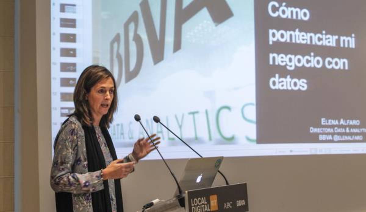 Elena Allfaro durante su conferencia en la Casa de ABC de Sevilla