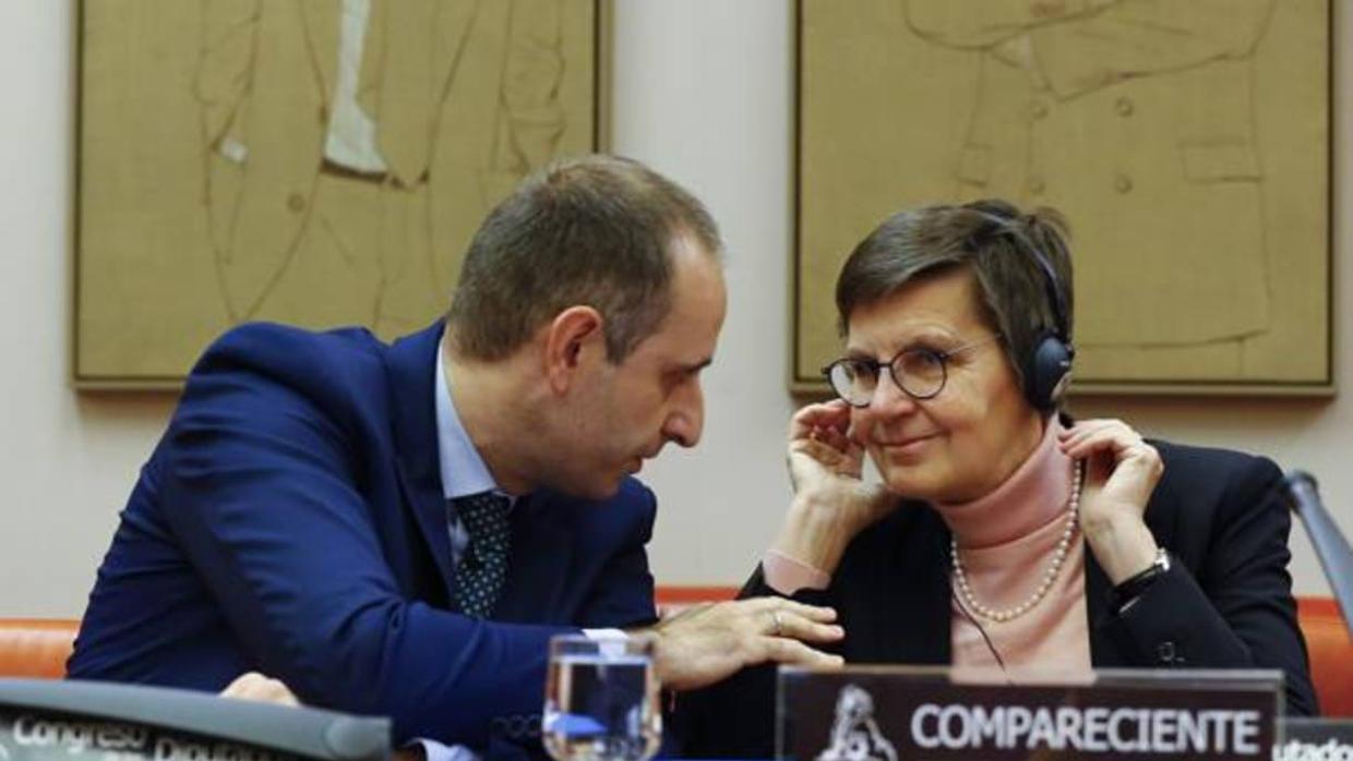 La presidenta de la JUR, Elke König, en el Congreso junto al presidente del FROB, Jaime Ponce