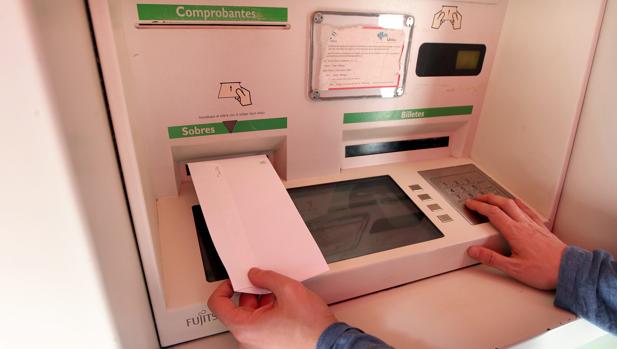 ¿Puede el presidente de una comunidad cancelar una cuenta bancaria o debe aprobarse en una junta?