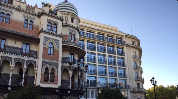 Edificio del antiguo Banco Andalucía, en el centro de la imagen