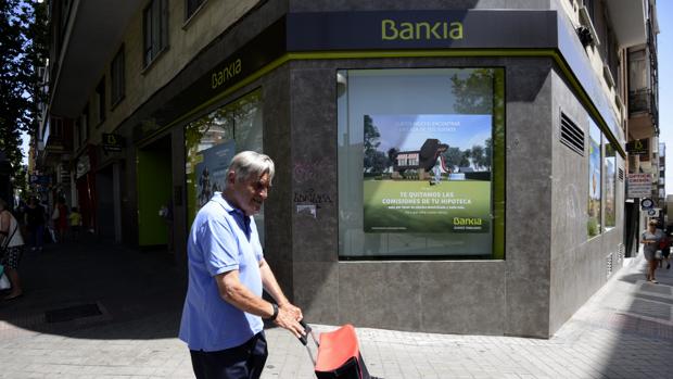 Bankia plantea 2.510 despidos para absorber BMN