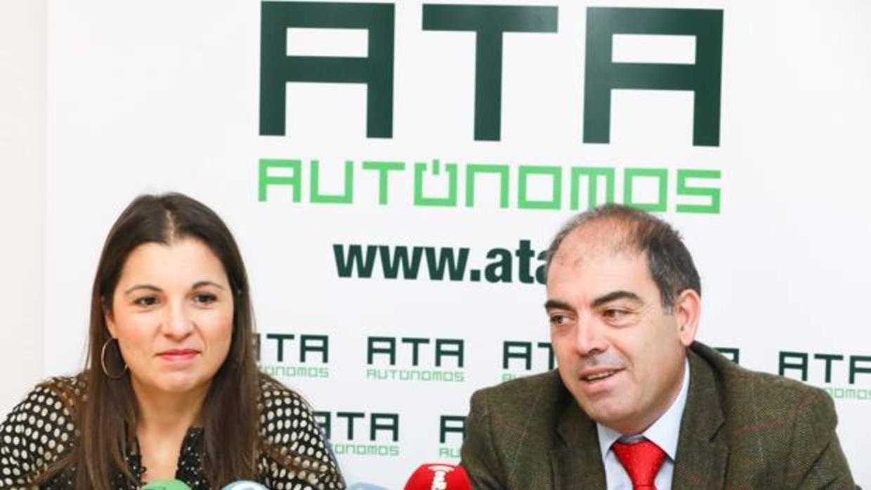 El presidente de la ATA, Lorenzo Amor, junto con la presidenta de la ATA de Valladolid, Soraya Mayo