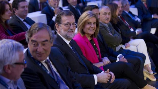 Rajoy sella hoy con los agentes sociales la subida del salario mínimo hasta 736 euros