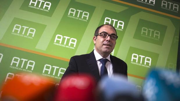 Lorenzo Amor, presidente de ATA, en una rueda de prensa
