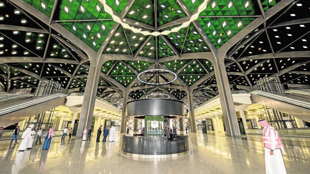 «Profesores» españoles para conducir el AVE del desierto