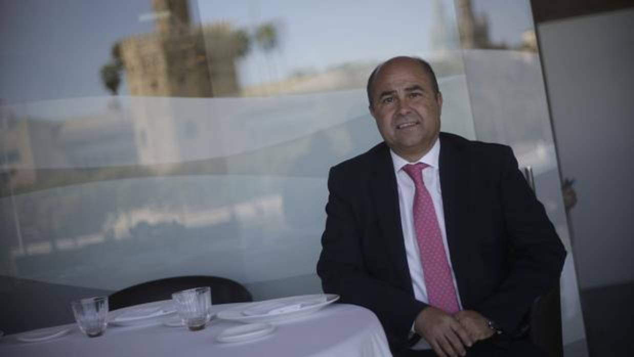 Antonio Martín, director general adjunto de Grupo Abades, en el restaurante Abades Triana de Sevilla