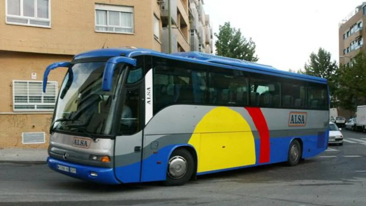 Autobús de Alsa en una calle de Madrid