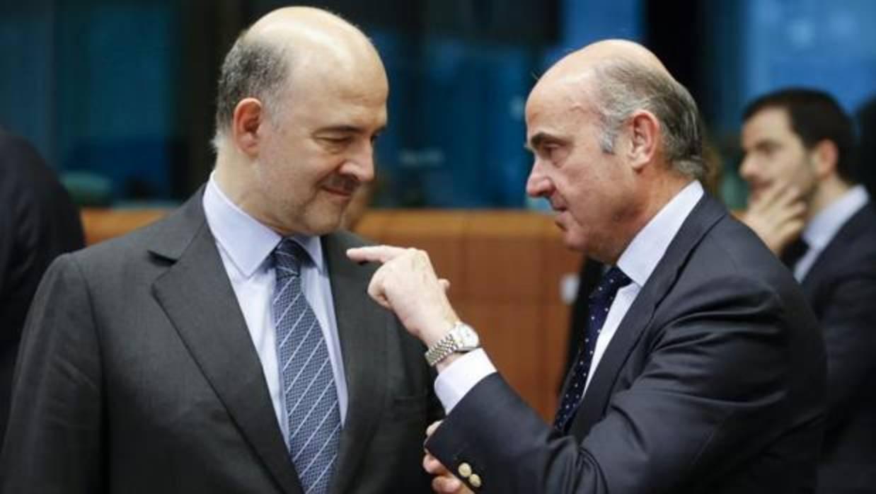 Moscovici y De Guindos en una reunión del Eurogrupo